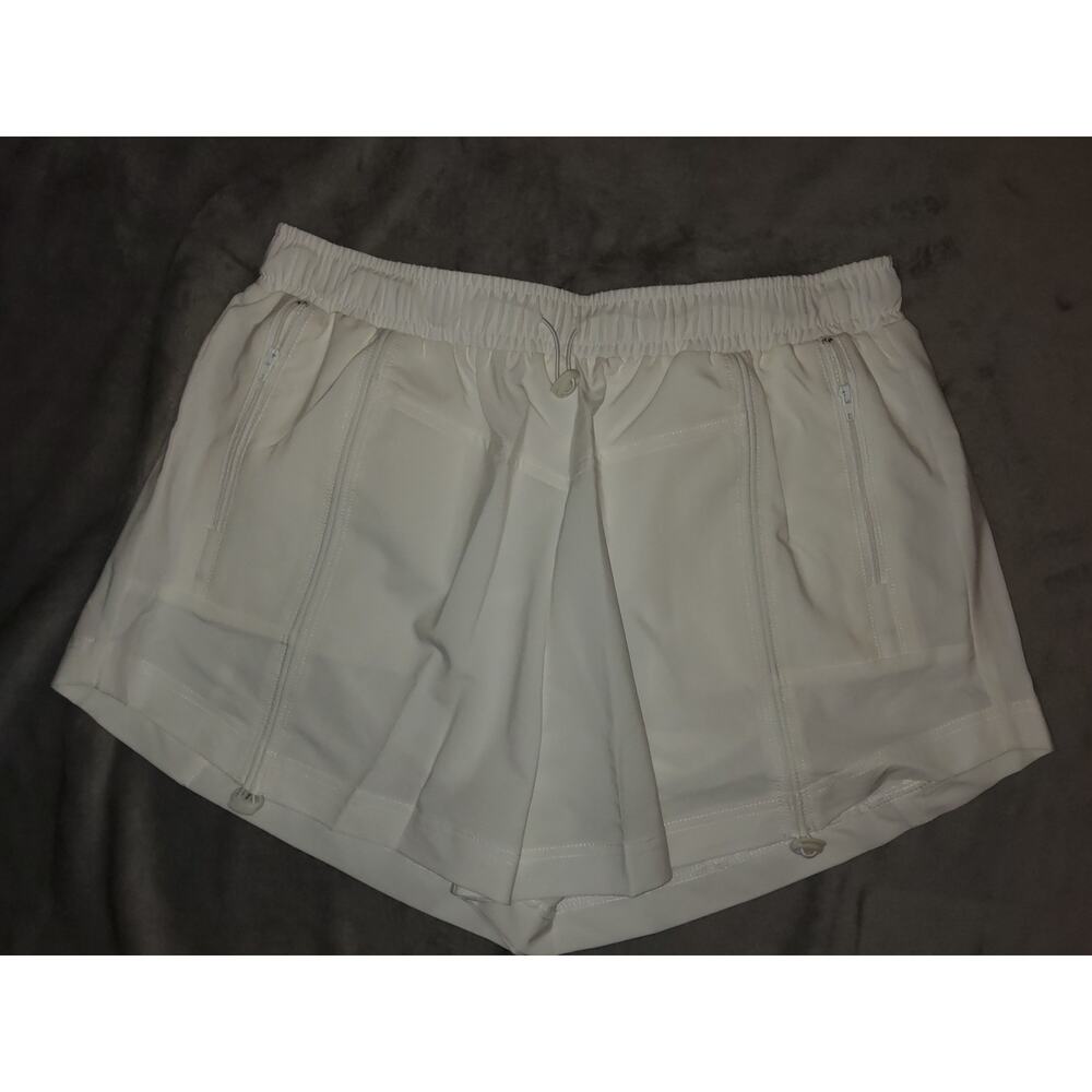 #406 Brand New With Tags Blooming Jelly White Shorts Size M